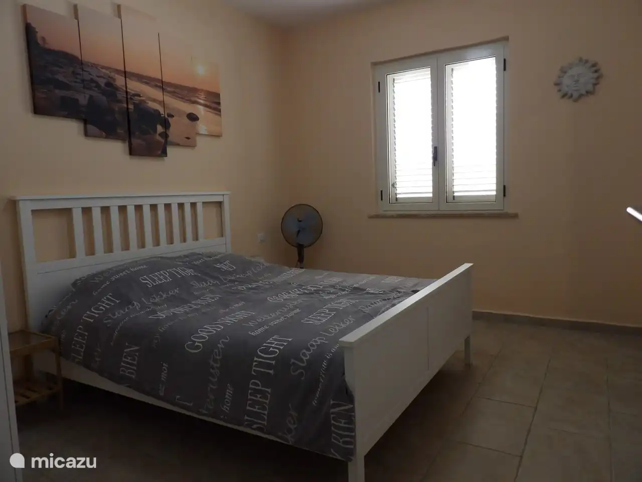 Slaapkamer met 2 persoonsbed en badkamer en-suite