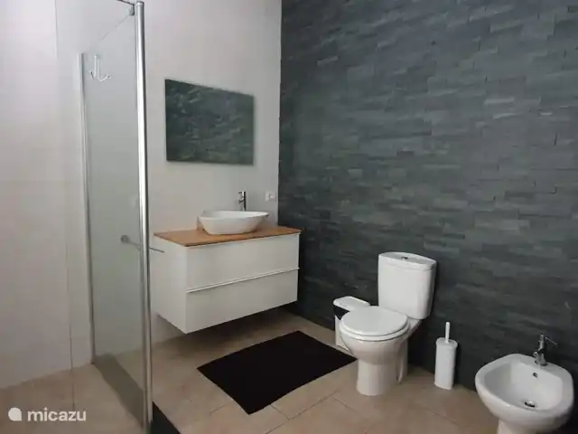 Villa Tana Margianis | Italie, Sardaigne, Perdaxius - villa Salle de bain attenante avec douche, lavabo, toilette et bidet