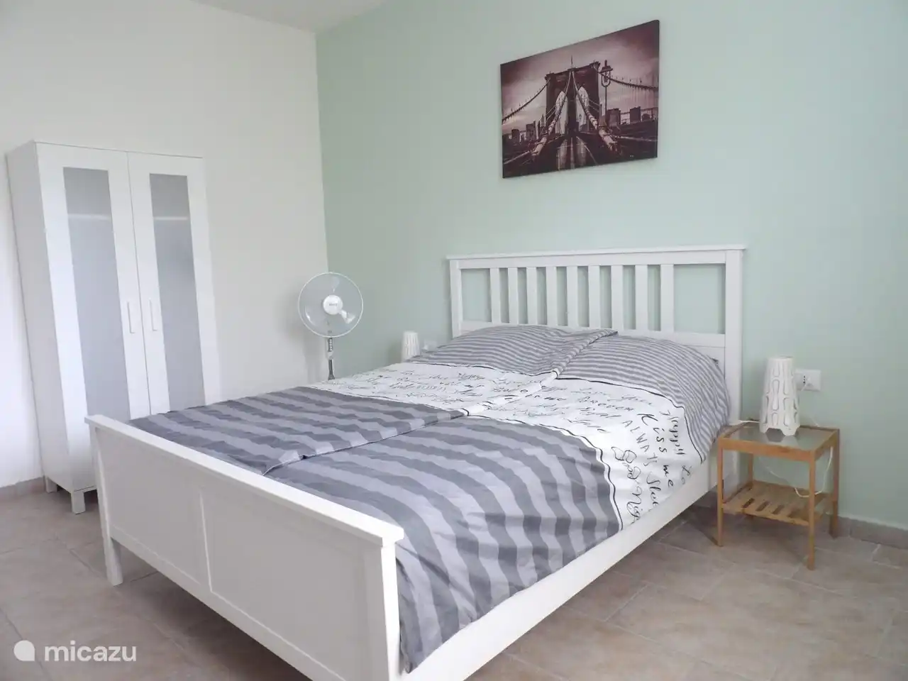 Slaapkamer met een 2 persoonsbed en een 1 persoonsbed, welke te vergroten is naar een 2 persoonsbed.