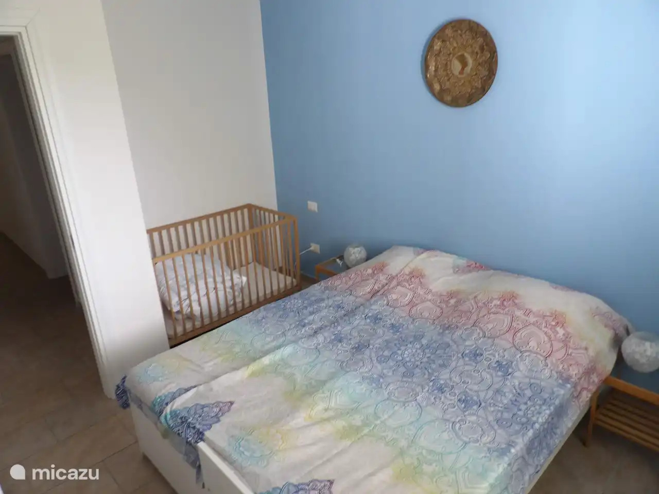 Slaapkamer met 2 persoonsbed en een kinderledikant