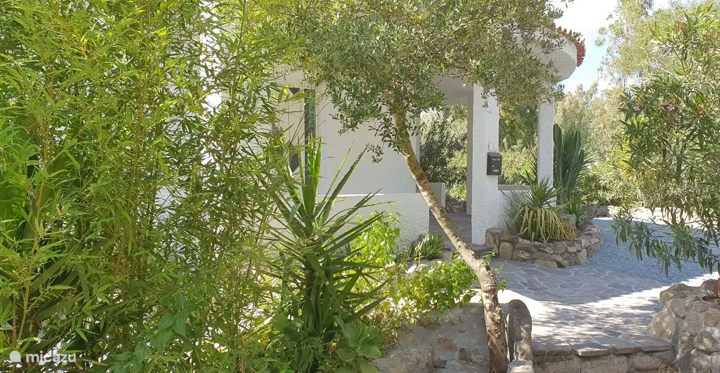 De tuin rondom de villa