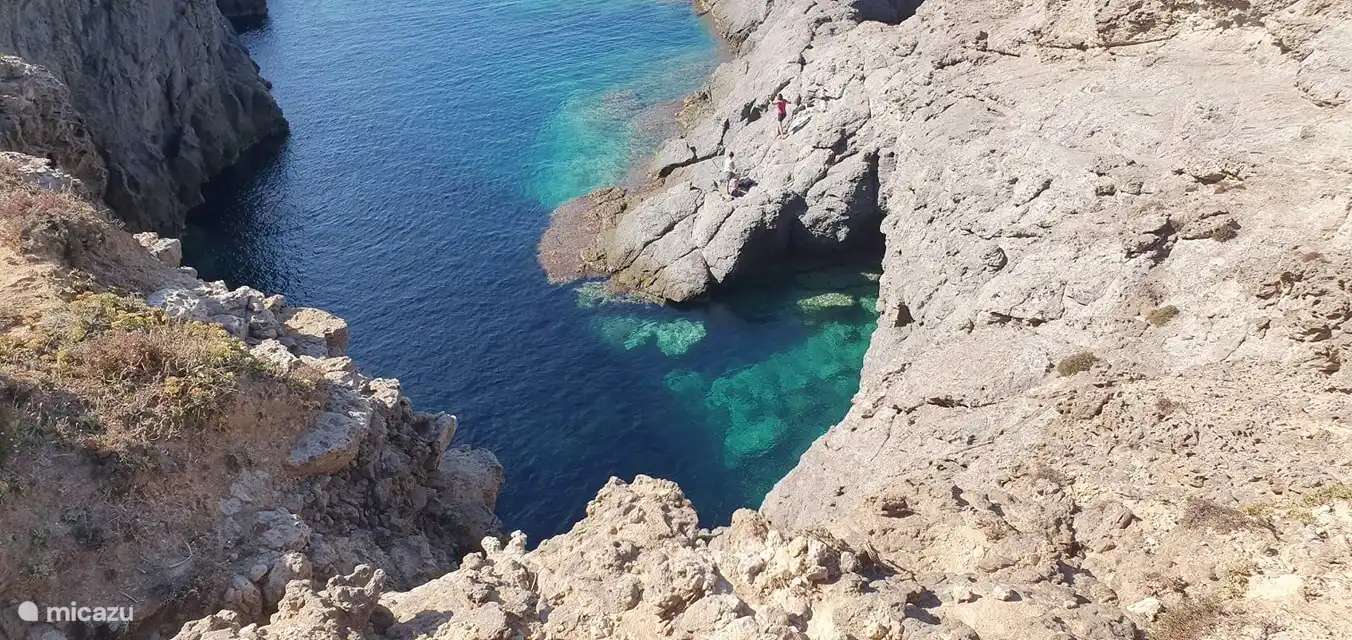 Cala Grotta. Je kunt hier de grot inzwemmen.