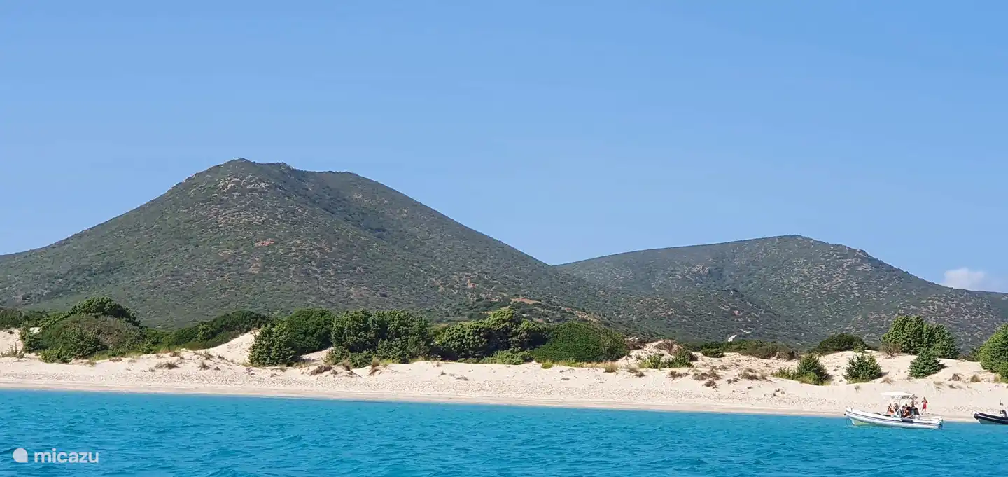 Huur een bootje en vaar langs de kust bij Teulada
