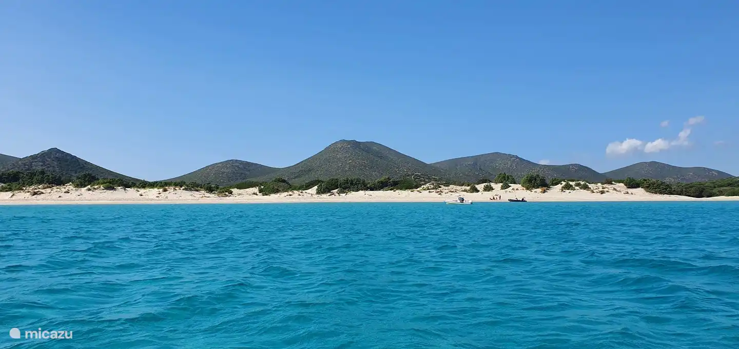 Strand langs de kust bij Teulada, alleen te bereiken per (gehuurde) boot.