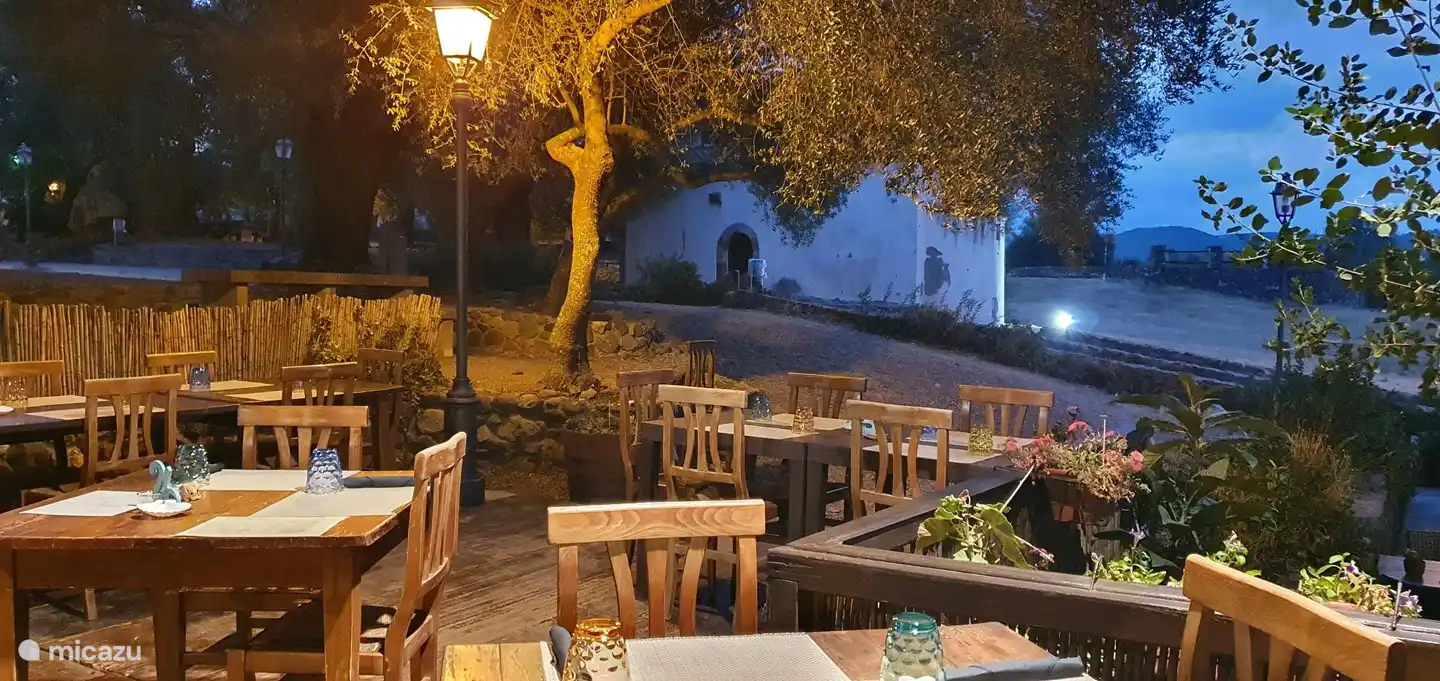 Restaurant San Leonardo. Heerlijk eten onder de olijfbomen, naast een pitoresk kerkje.