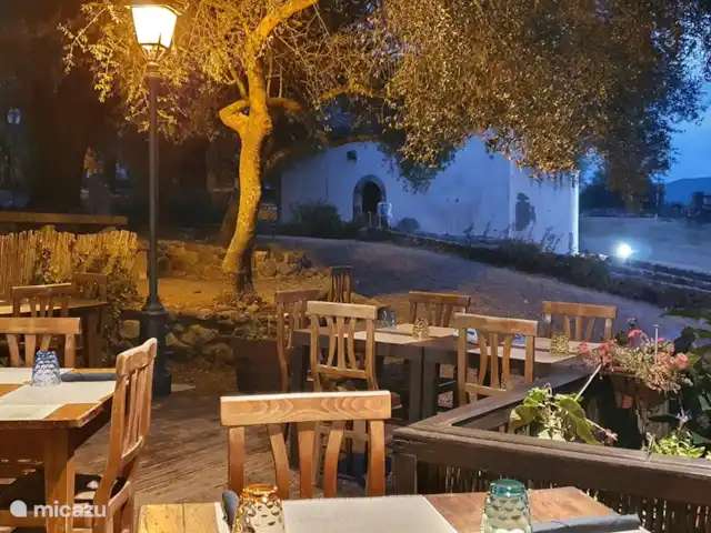 Villa Tana Margianis | Italie, Sardaigne, Perdaxius - villa Restaurant San Léonard. Nourriture délicieuse sous les oliviers, à côté d'une église pittoresque.