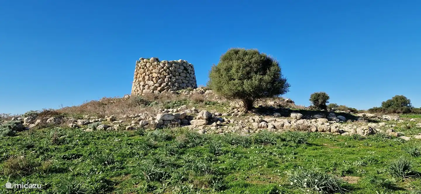 Een Nuraghe, waarvan er velen op het eiland te vinden zijn.