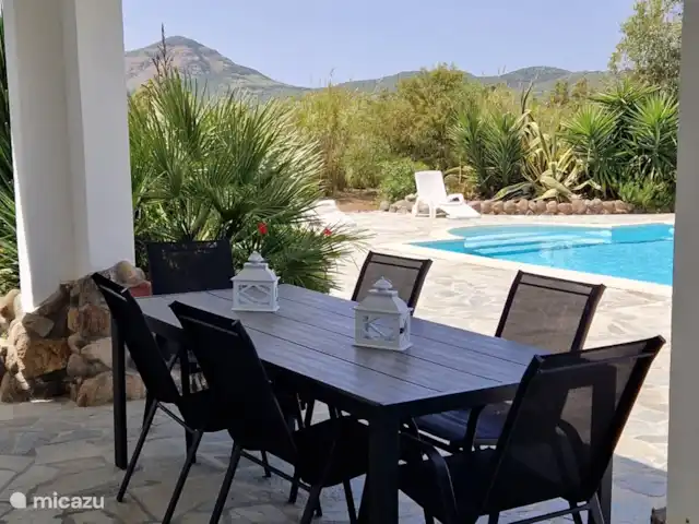 Villa Tana Margianis | Italie, Sardaigne, Perdaxius - villa La table à manger sous la véranda au bord de la piscine