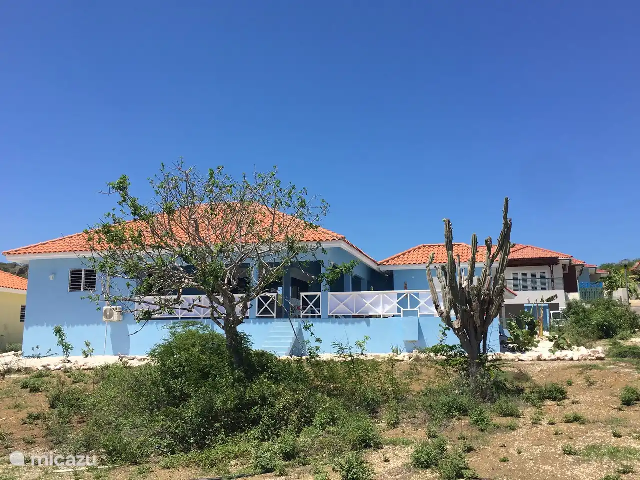 Vue sur la véranda et la terrasse de la piscine