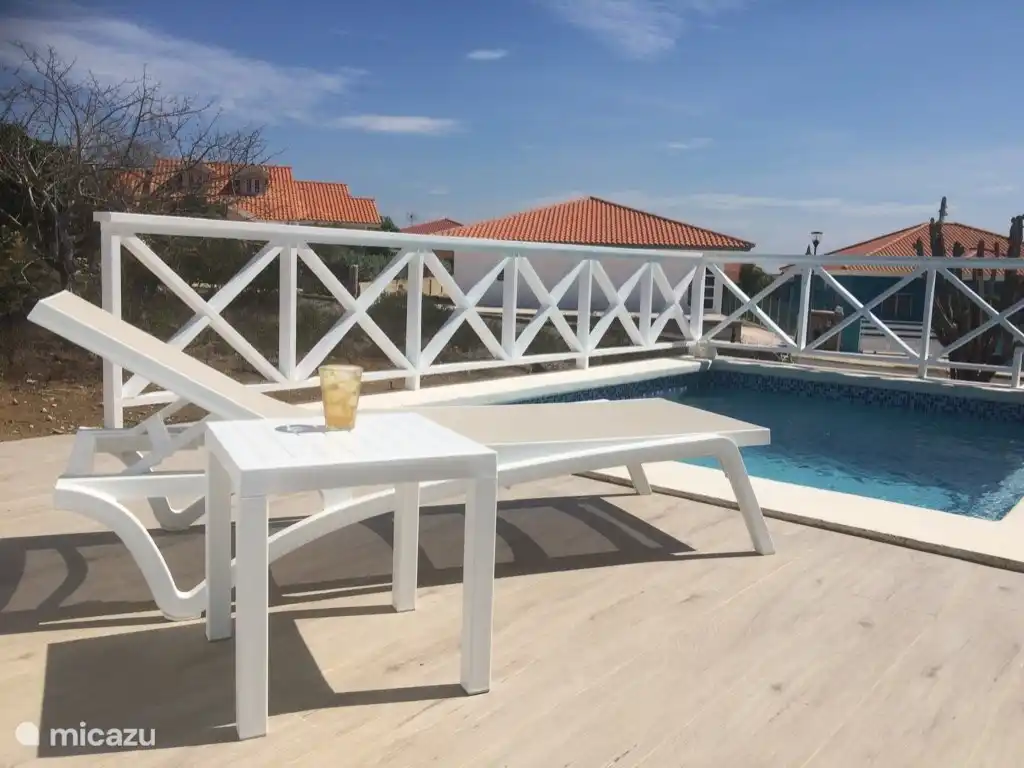 Boire au bord de la piscine