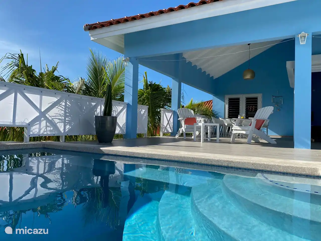 De la piscine donnant sur la véranda ... avec des palmiers pour l'intimité nécessaire.