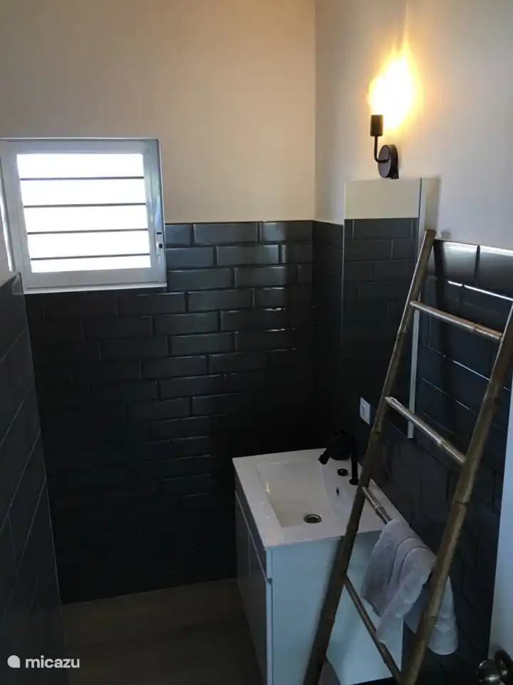 Les deux salles de bains sont égales