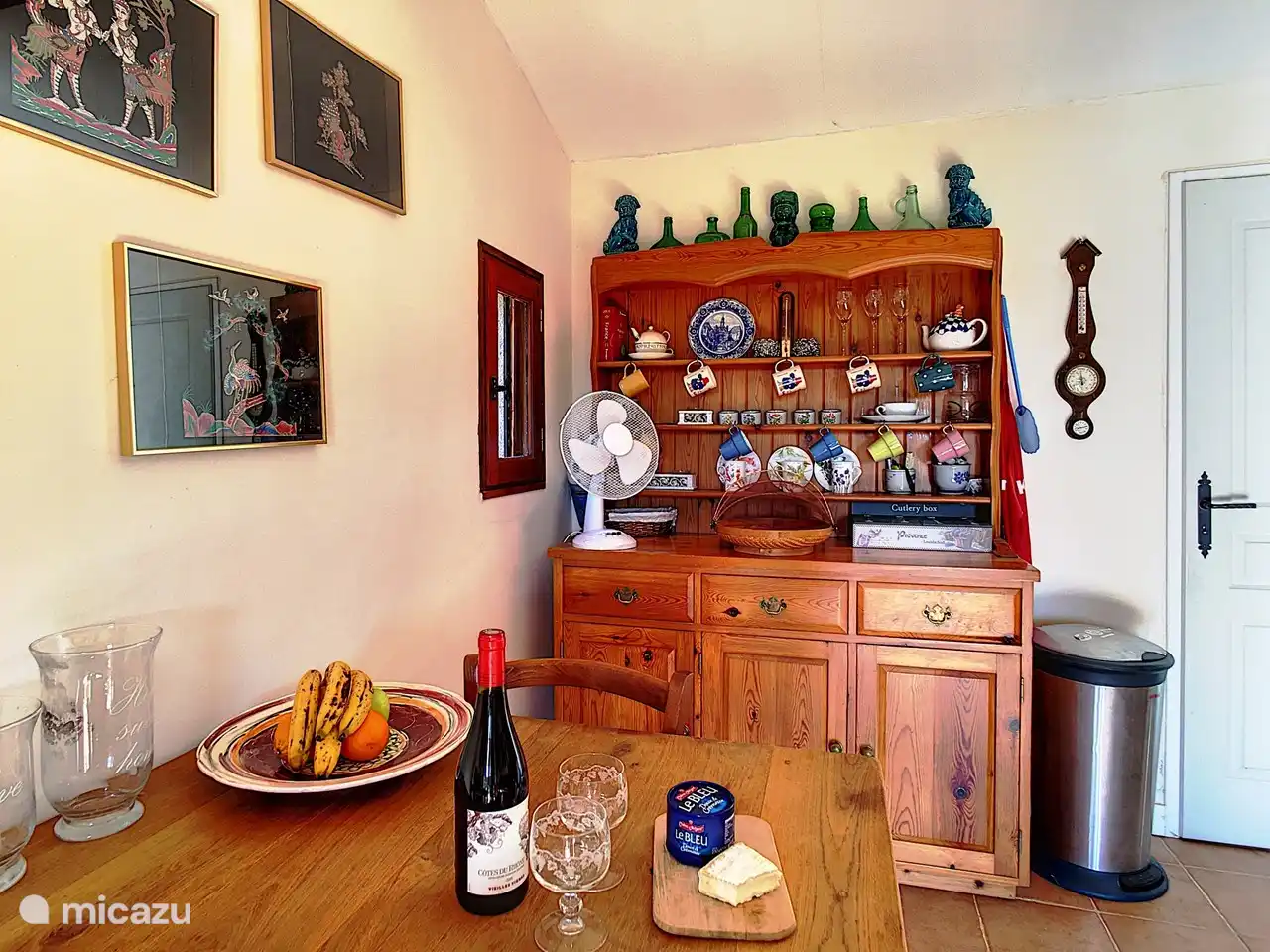 Salon avec table à manger