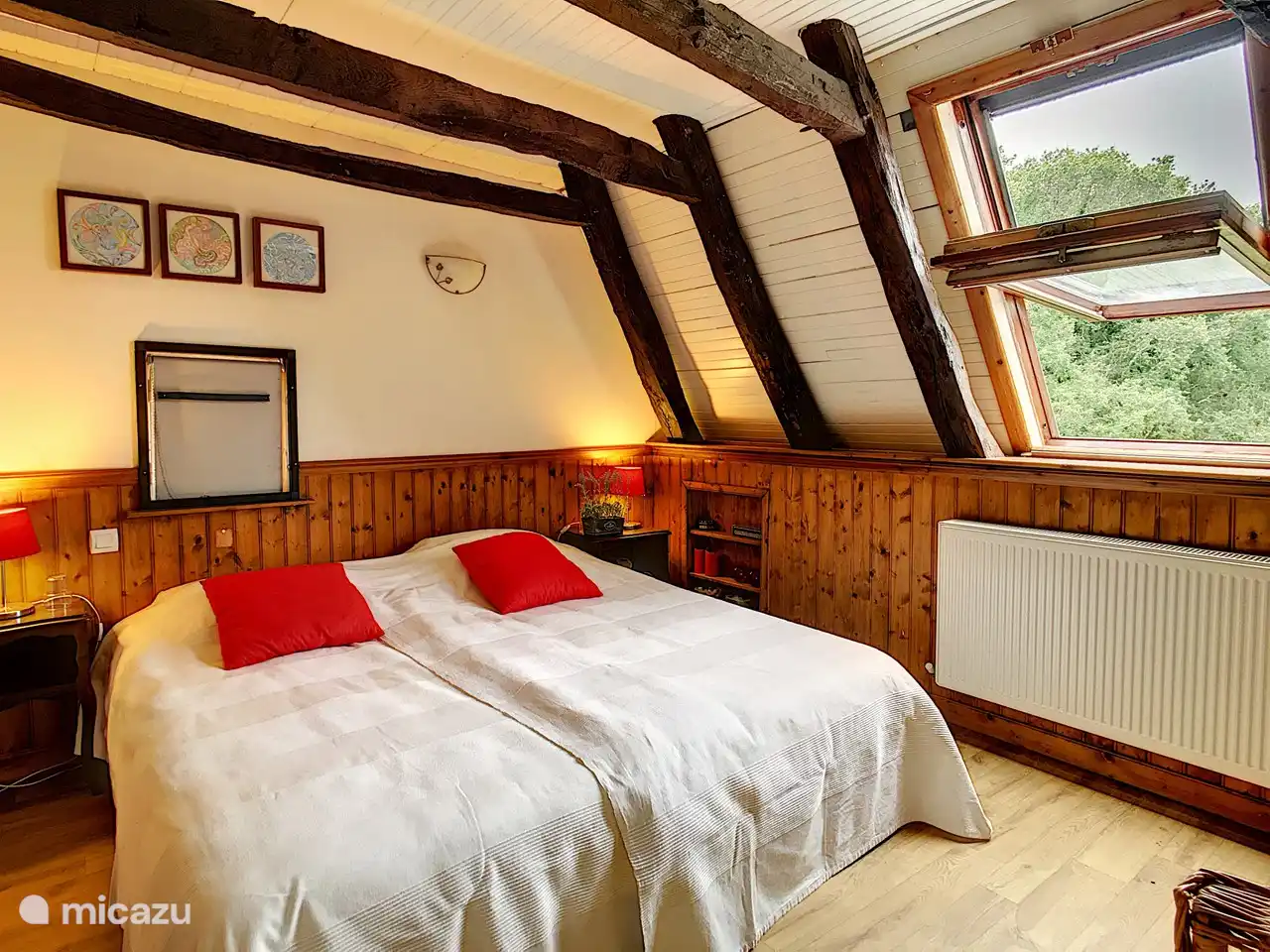 Schlafzimmer 1. Stock mit Klimaanlage und Eingang zum Badezimmer