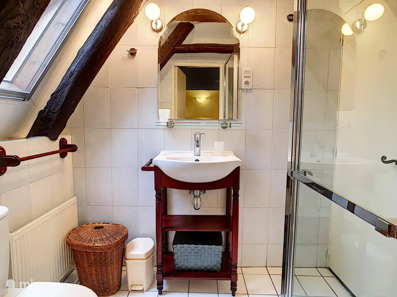 Badezimmer im 1. Stock, mit Eingang vom Schlafzimmer und Flur