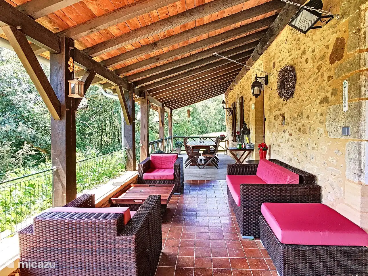 Südüberdachte überdachte Terrasse mit Lounge-Set und Esstisch für 8 Personen. Auch Zugang zur Küche und separater Zugang zum Schlafzimmer im Erdgeschoss