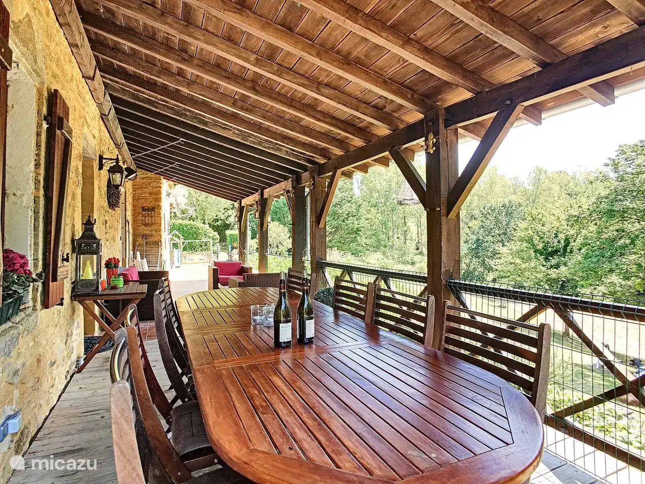 Südüberdachte überdachte Terrasse mit Lounge-Set und Esstisch für 8 Personen. Auch Zugang zur Küche und separater Zugang zum Schlafzimmer im Erdgeschoss