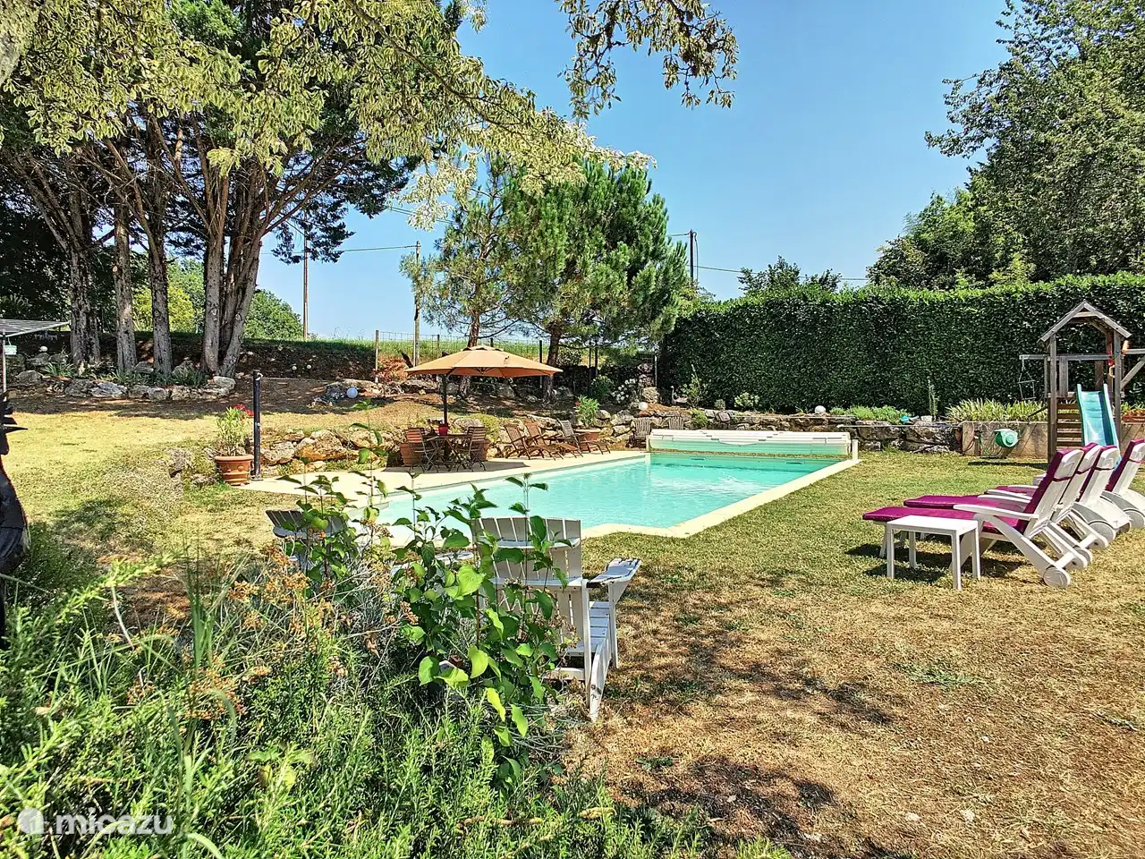 Blick vom Haus auf den Pool