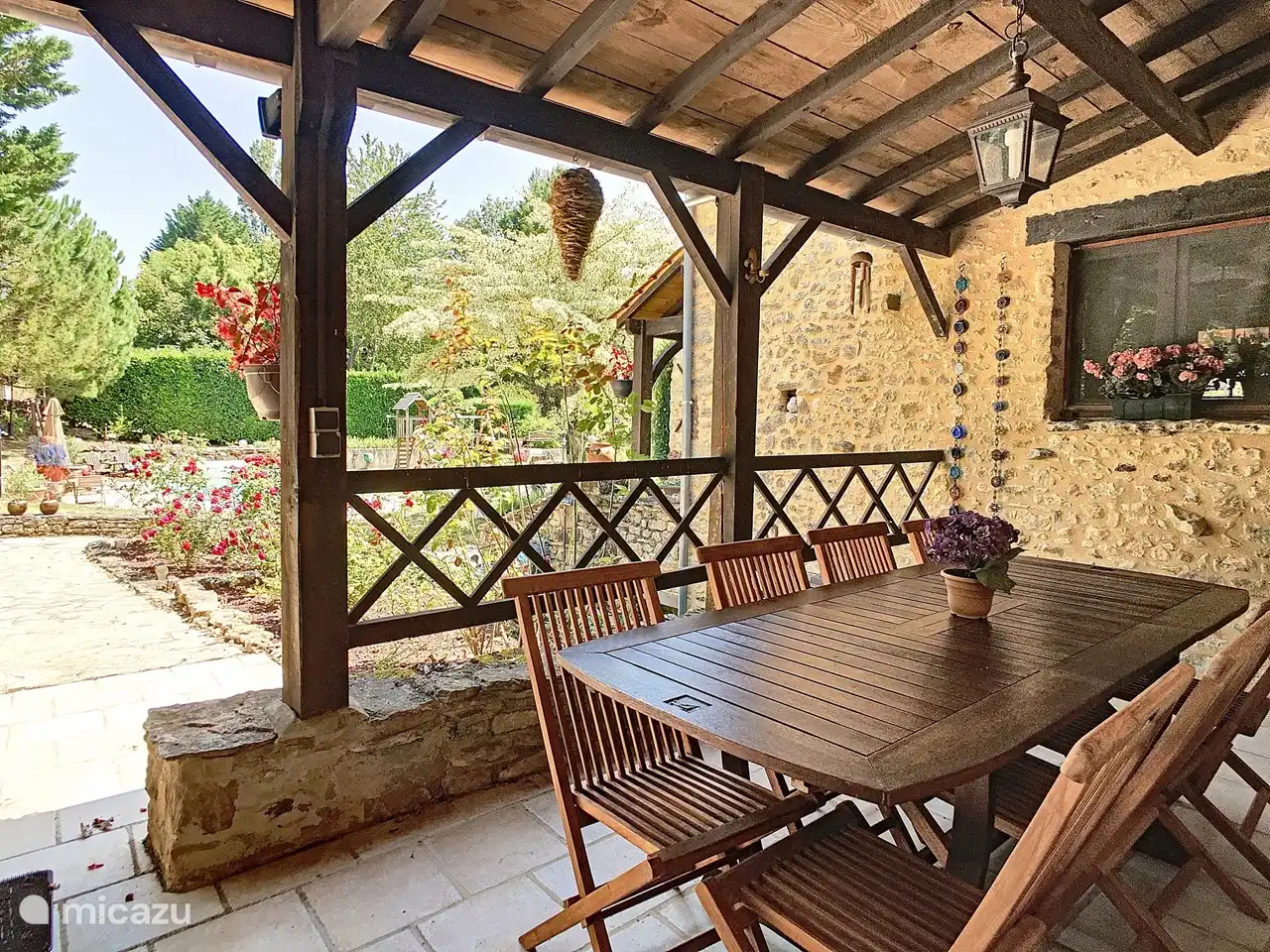 Überdachte Terrasse am Pool mit Esstisch für 8 Personen, Grill, neben dem Wohnzimmer