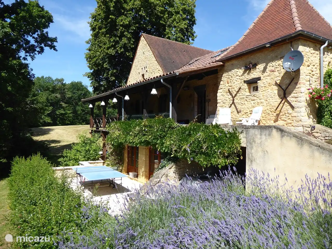 Überdachte Südterrasse mit offener Terrasse und Tischtennisplatte darunter