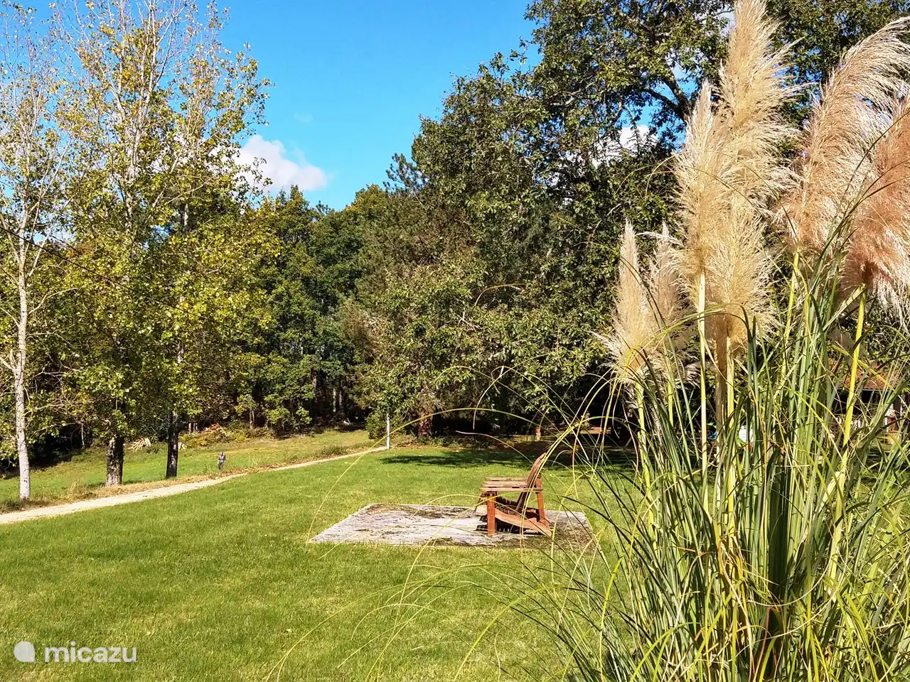 Platz auf dem Hochland mit einem wunderschönen Sonnenuntergang
