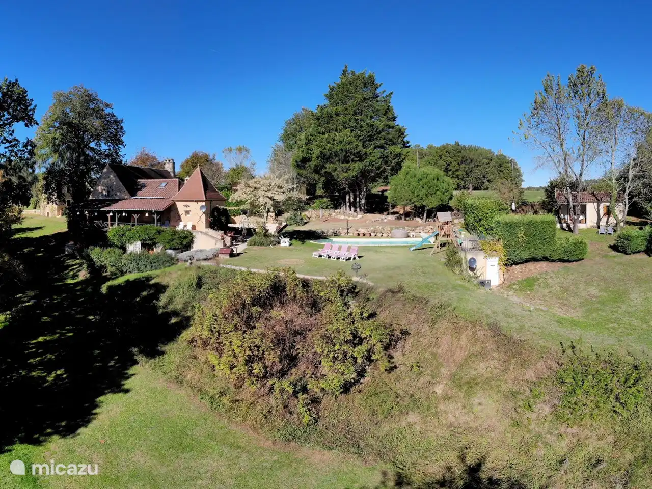 Überblick über großes und kleines Haus, Pool und Garten