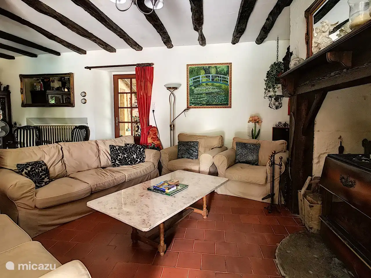 Wohnzimmer mit Sitzecke, Holzofen, TV-Ecke