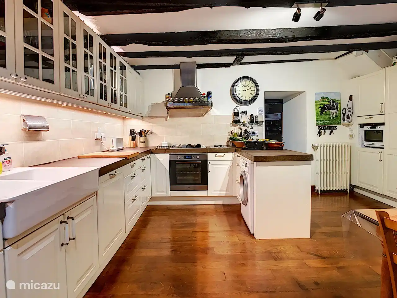 Renovierte und voll ausgestattete Küche (einschließlich eines großen zweitürigen amerikanischen Kühlschranks) mit Esstisch für 8 Personen