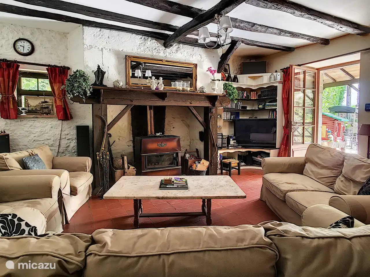 Wohnzimmer mit Sitzecke, Holzofen, TV-Ecke