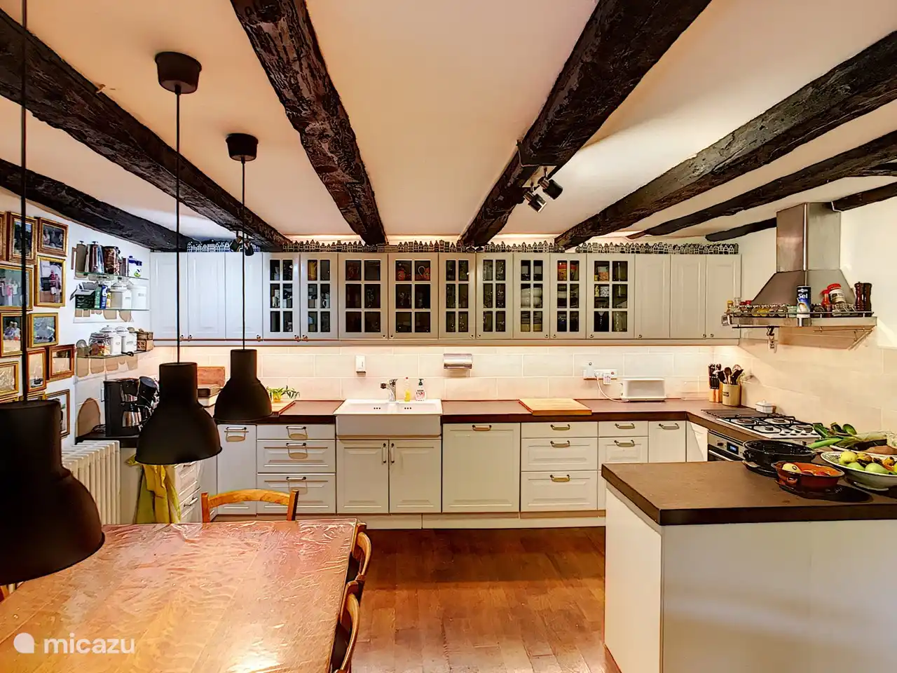 Renovierte und voll ausgestattete Küche (einschließlich eines großen zweitürigen amerikanischen Kühlschranks) mit Esstisch für 8 Personen