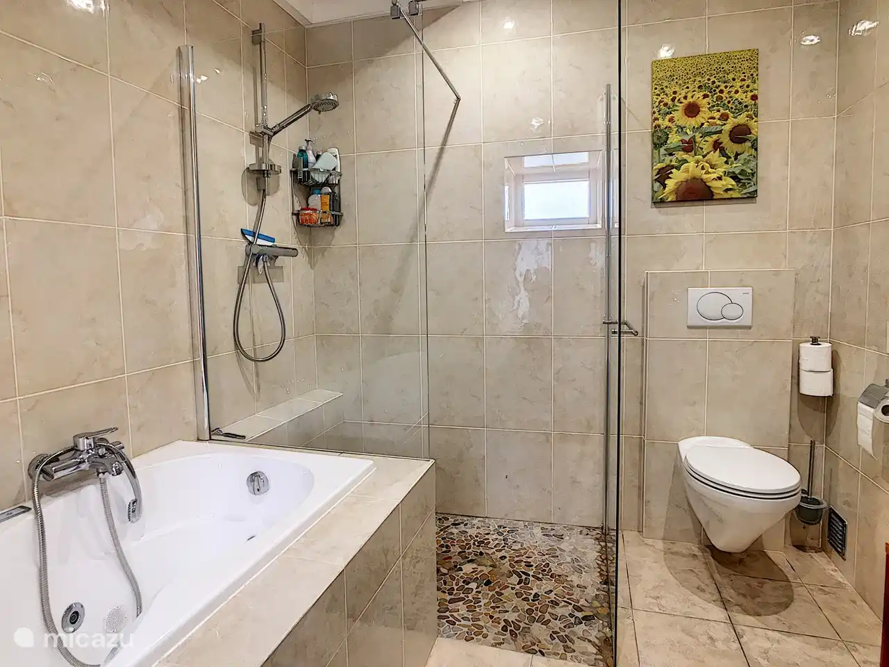 Komplett renoviertes Badezimmer mit Badewanne, ebenerdiger Dusche und Toilette im Erdgeschoss, ensuite vom Schlafzimmer