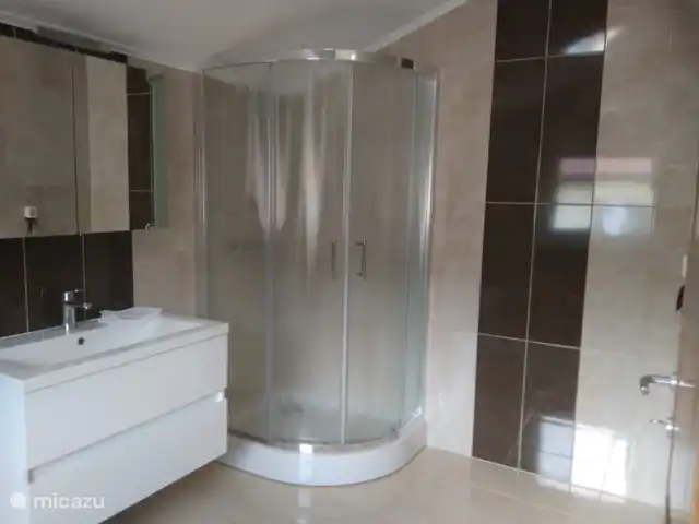 Location de Vacances Bosnie-Herzégovine, Herzégovine, Stolac, villa - Villa Brabançonne salle de bain premier étage