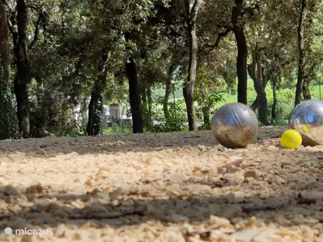 Villa Couronne huren in Frankrijk, Gard, Uzès - villa Het typisch Franse leven in je eigen tuin. Alles is aanwezig voor een partijtje petanque.