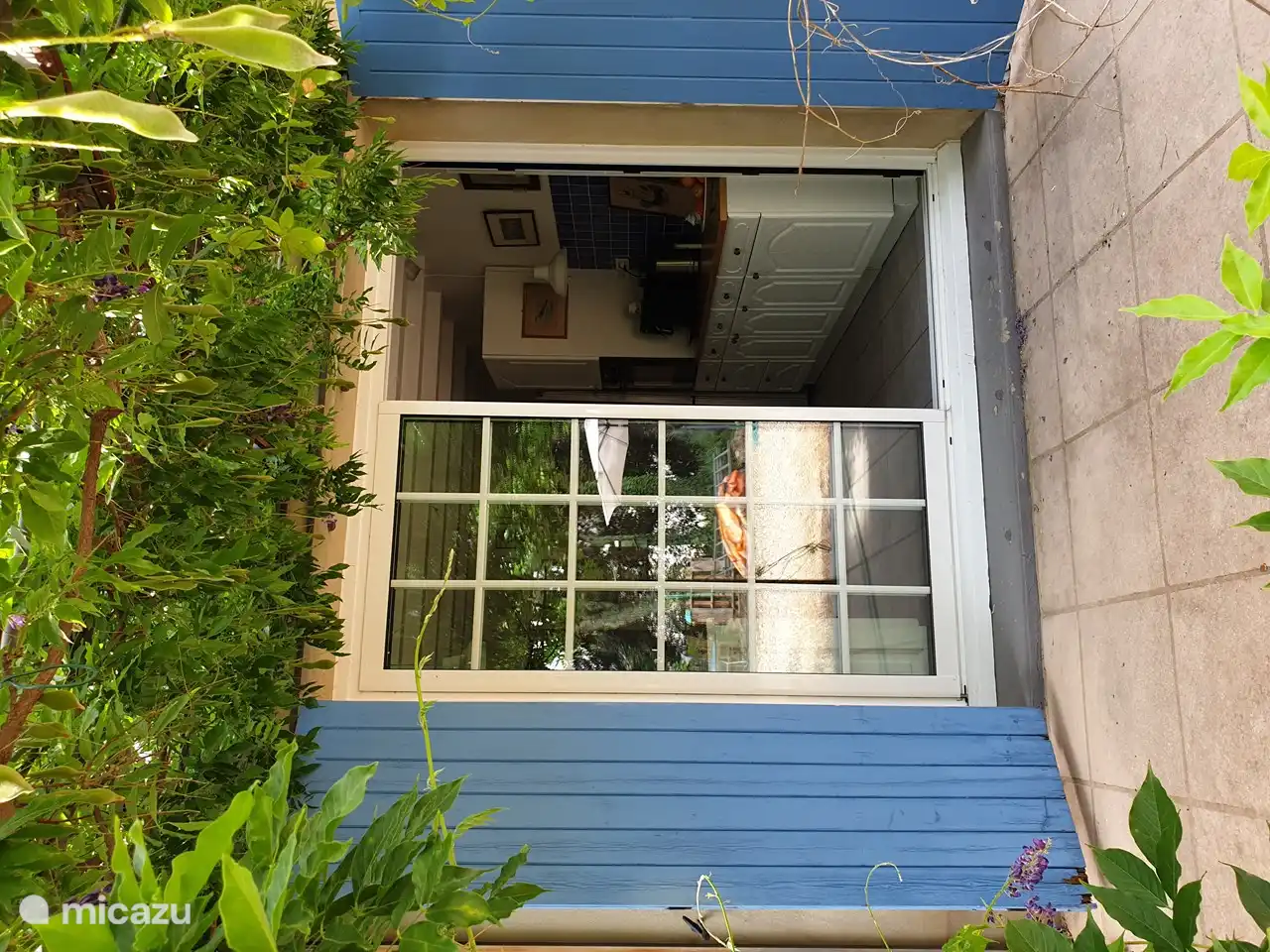 Access to kitchen via pergola.