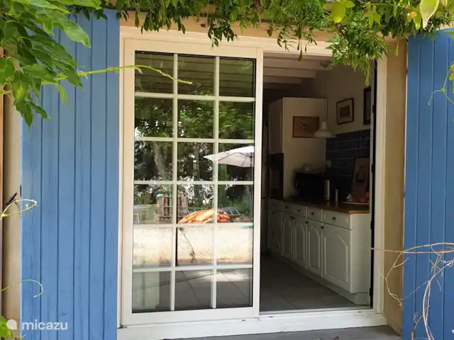Villa Couronne huren in Frankrijk, Gard, Uzès - villa Toegang tot keuken via pergola.