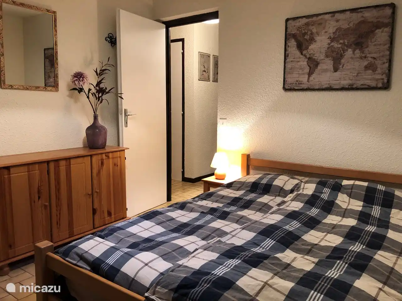 Geräumiges Schlafzimmer für 2 Personen mit Kleiderschrank