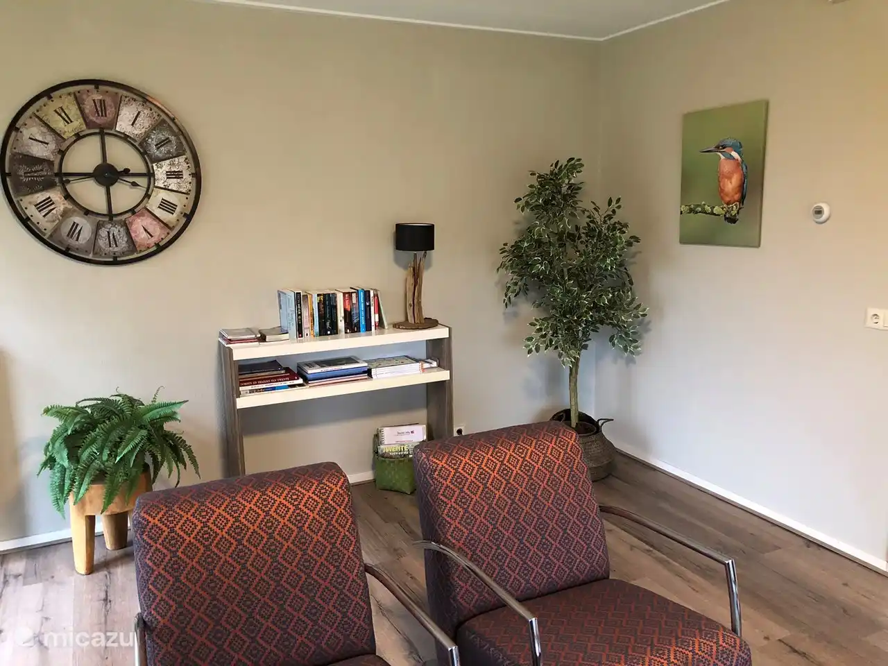 2 bequeme Stühle im Wohnzimmer