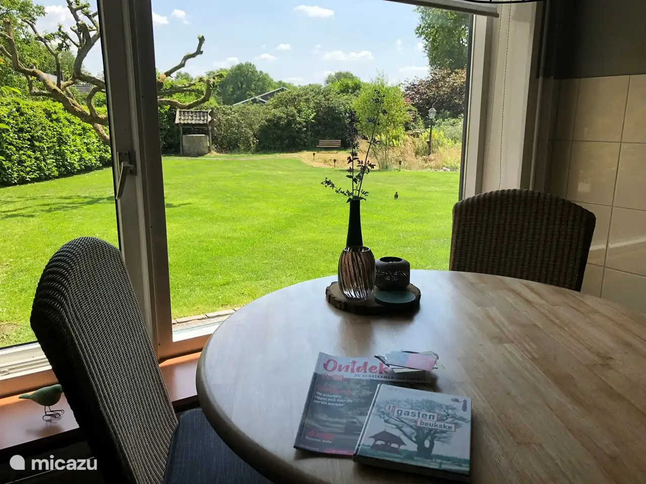 Von der Küche aus hat man einen schönen Blick auf den Garten.