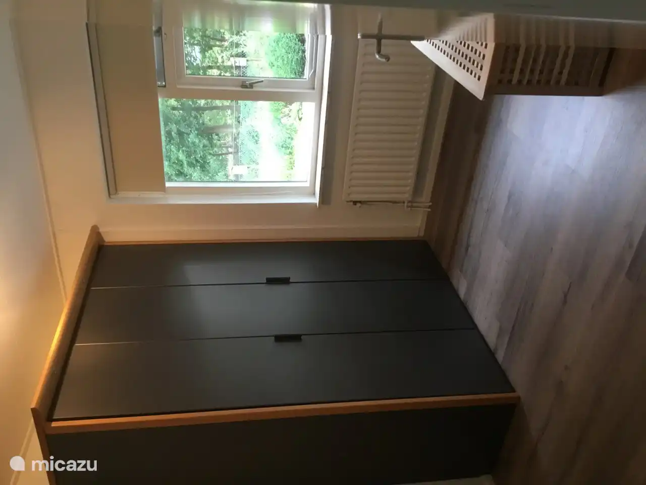 Ein separater Raum mit Garderobe und Platz für Koffer und Taschen