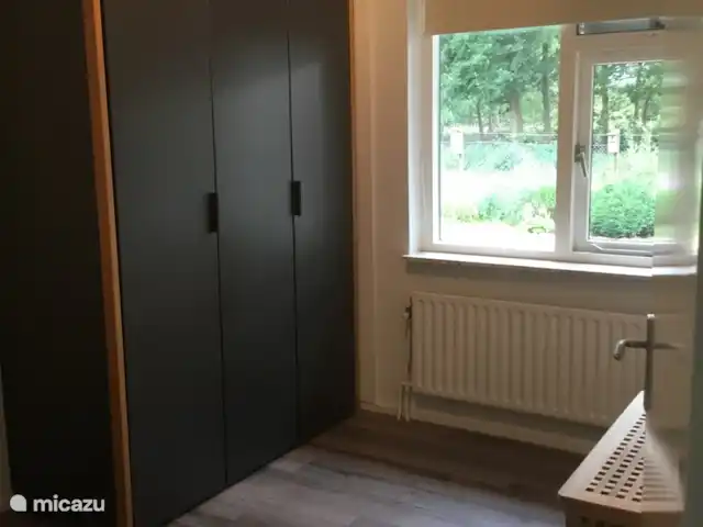 Location de Vacances Pays-Bas, Overijssel, De Lutte, maison de vacances - Dinkelhuuske Une chambre séparée avec penderie et espace pour valises et sacs