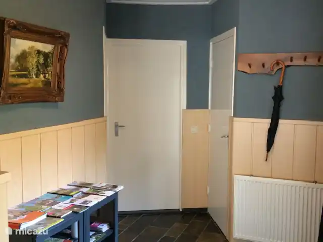 Location de Vacances Pays-Bas, Overijssel, De Lutte, maison de vacances - Dinkelhuuske Dans le hall, vous trouverez un placard avec de nombreuses brochures et dépliants d'information sur les événements et les lieux d'intérêt de la région