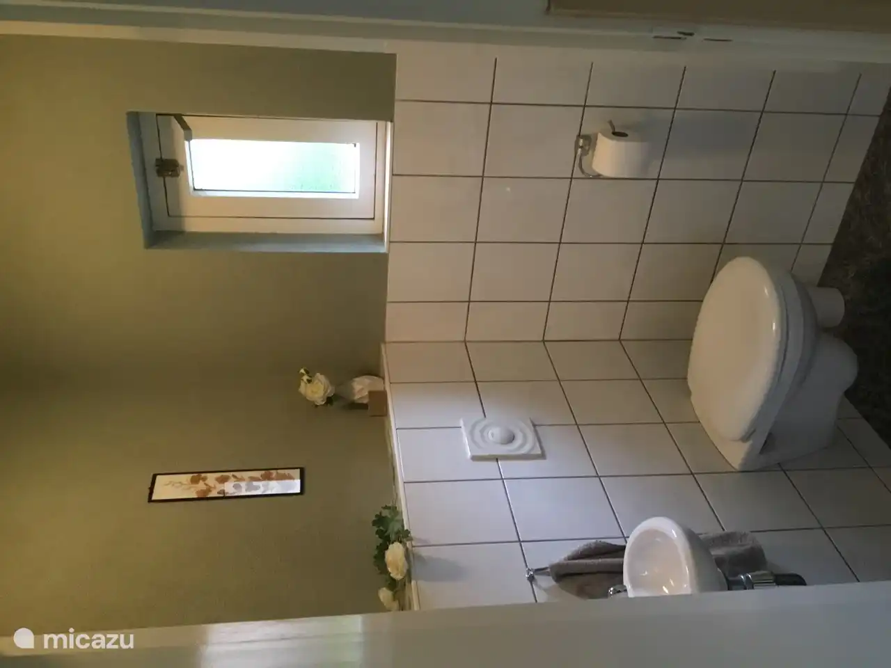 Eine geräumige Toilette in der Nähe des Schlafzimmers