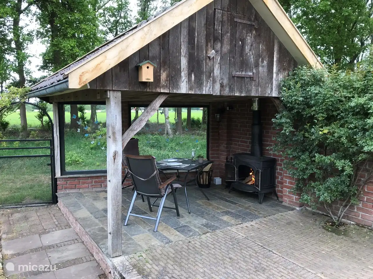 Neben einer schönen Aussicht bietet die attraktive Terrassenüberdachung ein herrlich windgeschütztes Plätzchen mit Kamin für wohlige Wärme.