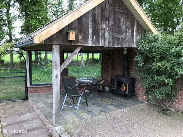 Location de Vacances Pays-Bas, Overijssel, De Lutte, maison de vacances - Dinkelhuuske En plus d'une belle vue, la jolie pergola offre un endroit merveilleusement abrité avec une cheminée pour une chaleur agréable.