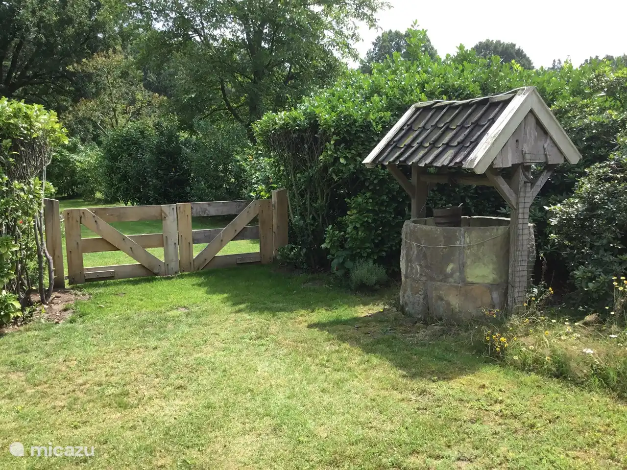 Im hinteren Teil des Gartens ein schöner alter Brunnen