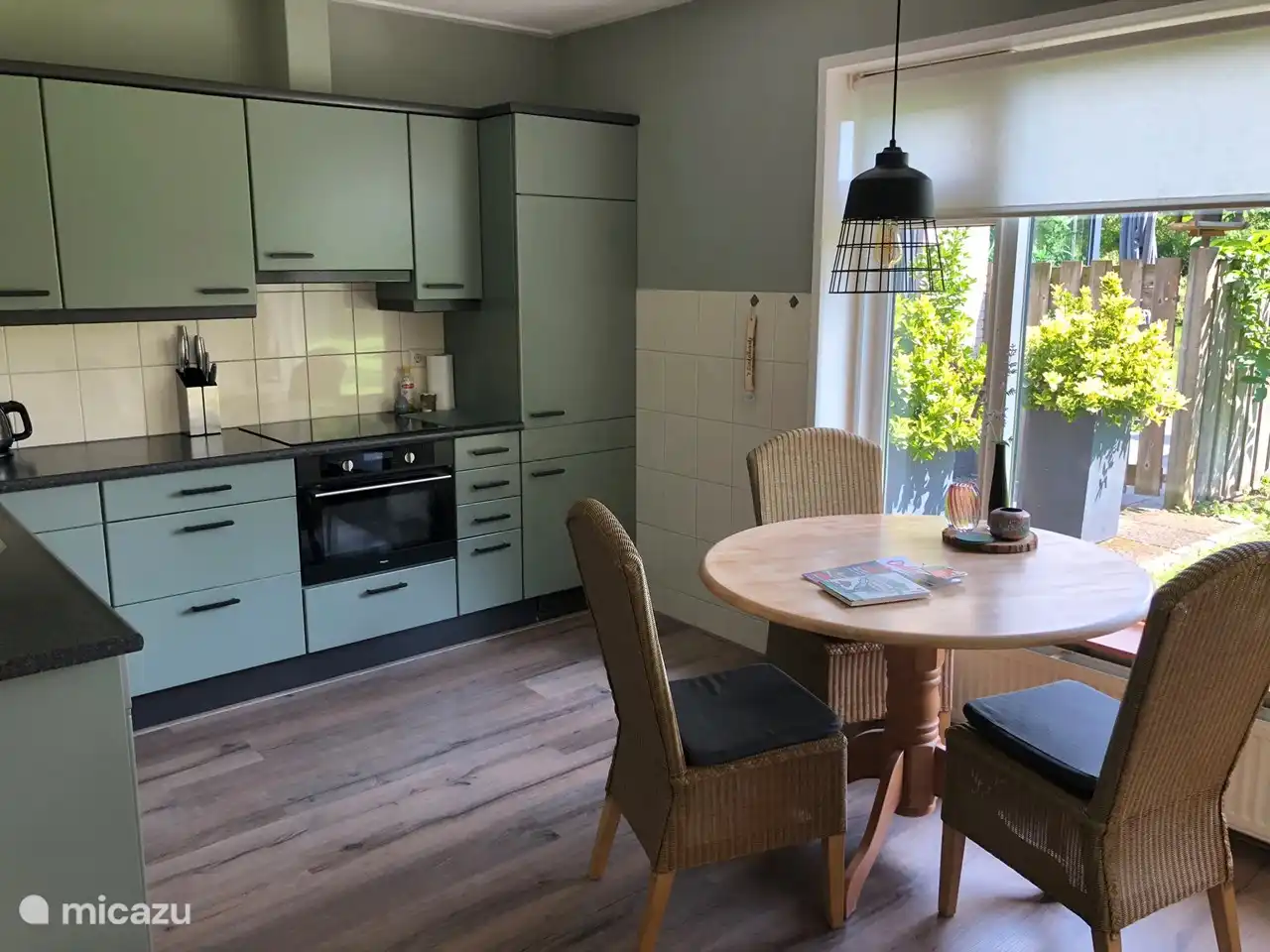 Eine geräumige Küche komplett ausgestattet. Mit Induktionskochfeld, Backofen inkl. Mikrowelle und Geschirrspüler