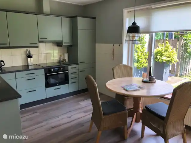 Location de Vacances Pays-Bas, Overijssel, De Lutte, maison de vacances - Dinkelhuuske Une cuisine spacieuse entièrement équipée. Avec plaque à induction, four avec micro-ondes et lave-vaisselle