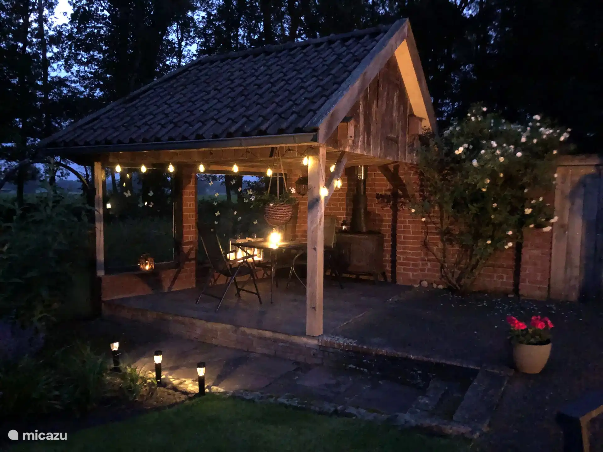 Ein stimmungsvolles, beleuchtetes Vordach