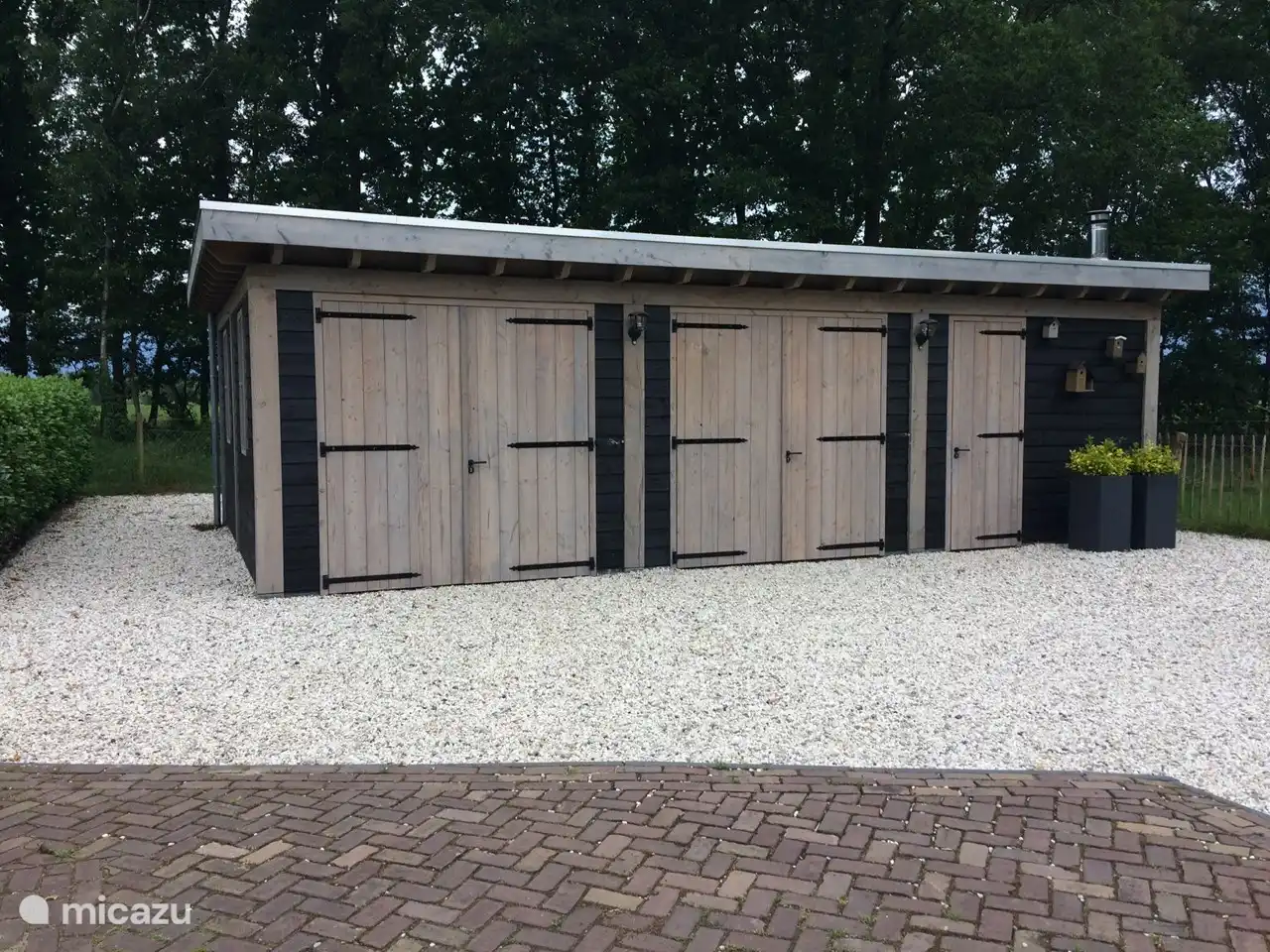 In unserem neuen, traditionell gebauten Schuppen können Ihre Fahrräder sicher verstaut und E-Bikes kostenlos aufgeladen werden.