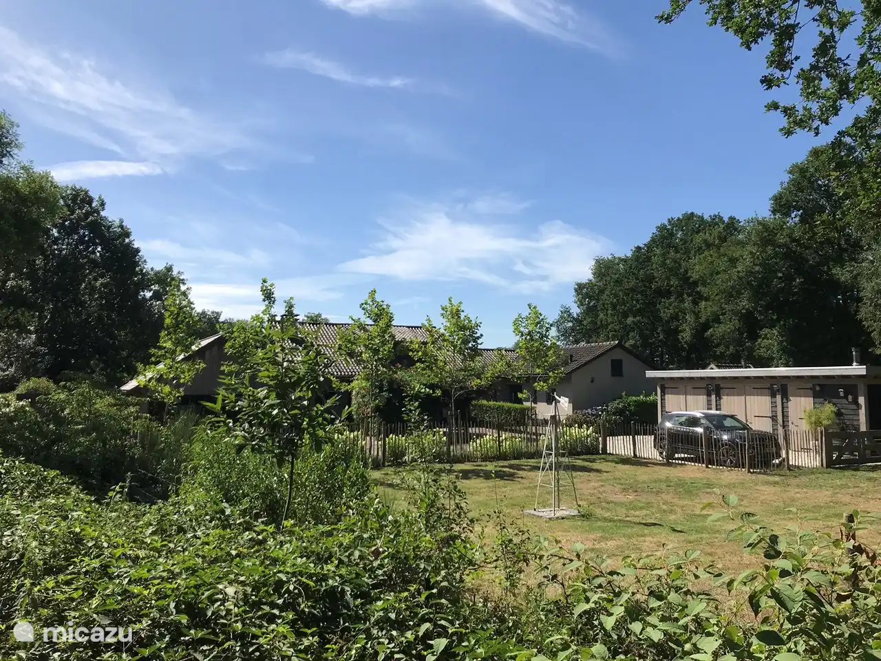 Der Parkplatz und die Garage